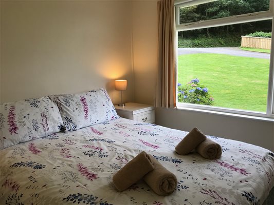 Hibiscus, Master Bedroom, Spreacombe Gardens